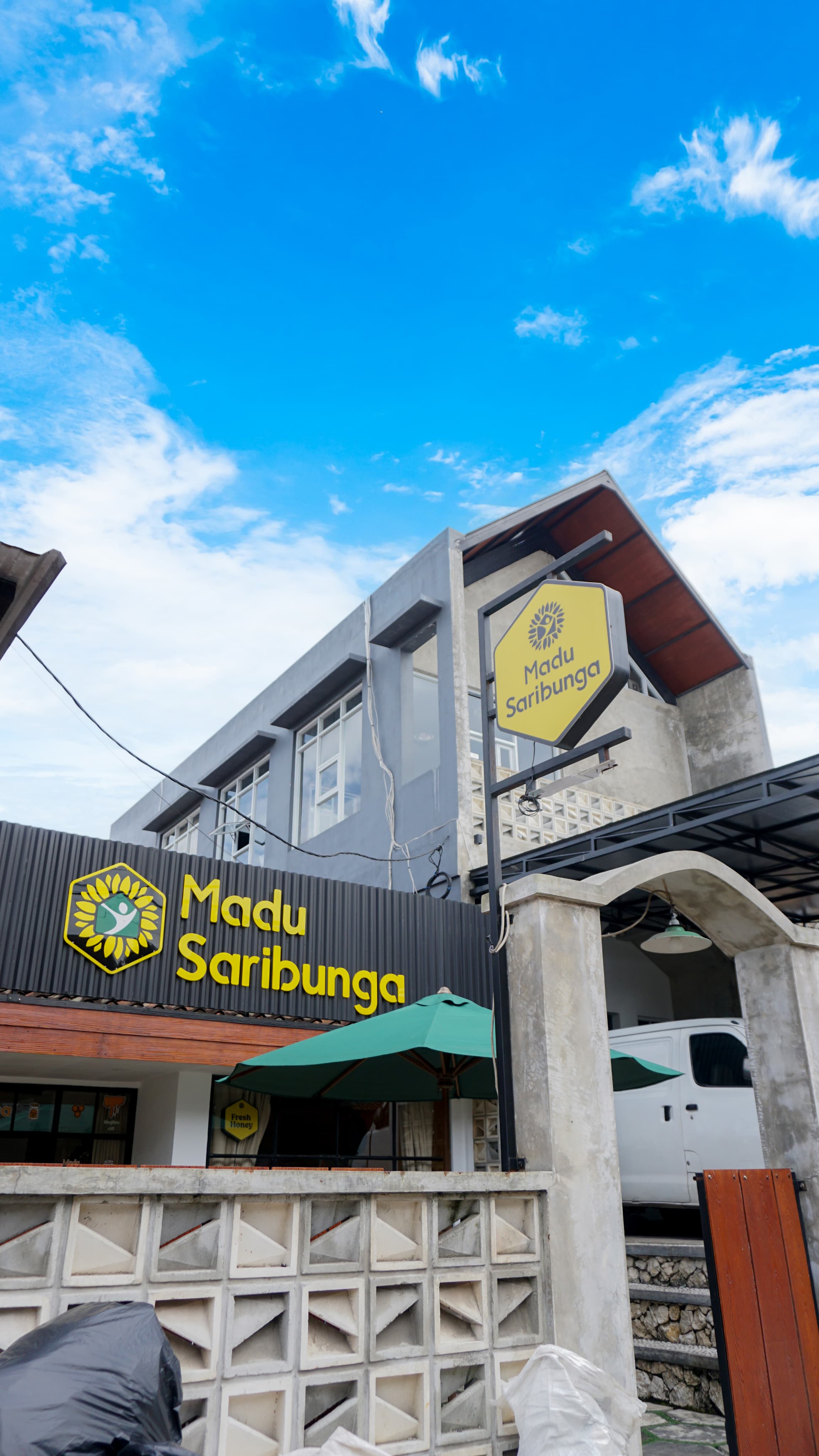 Gedung dan toko Madu Saribunga di Lembang